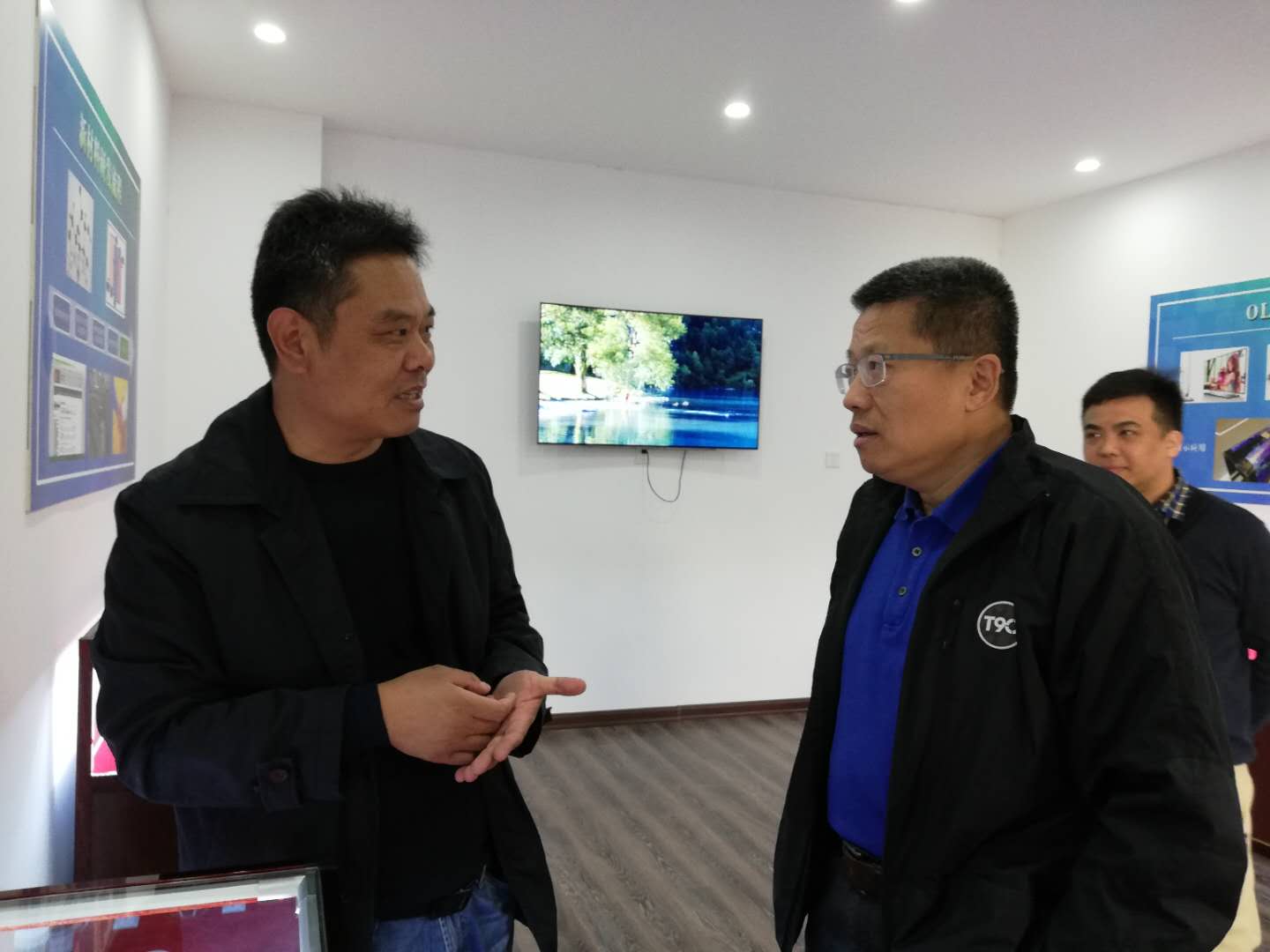 科技部创发司副司长（正局级）余健考察了显华科技八角厂区